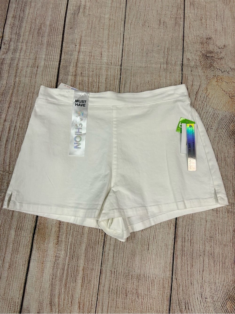 😍 NWT Women's White Stretch Pull-On Shorts